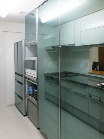 ハーフミラーガラスでフラットで美しいキッチン空間に